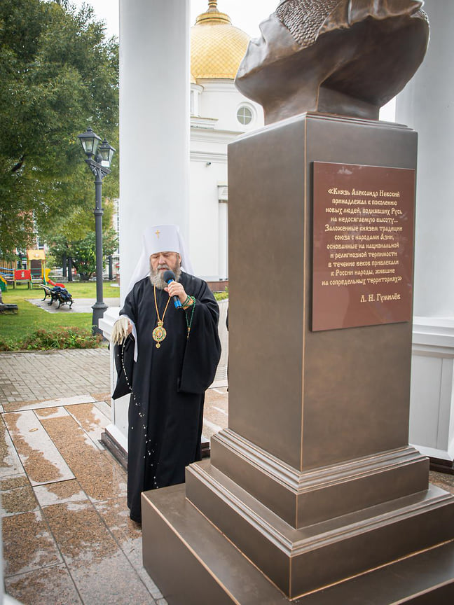 Митрополит Ижевский и Удмуртский Викторин провел обряд освящения нового памятника. Он отметил, что отныне территория перед собором будет именоваться площадью Александра Невского. 12 сентября и 6 декабря, в Дни памяти великого полководца, здесь будут проводиться торжественный крестный ход и молебен.