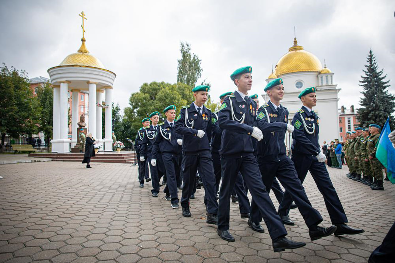 В церемонии открытия участвовали также представители военно-патриотических общественных организаций, кадеты и юнармейцы.