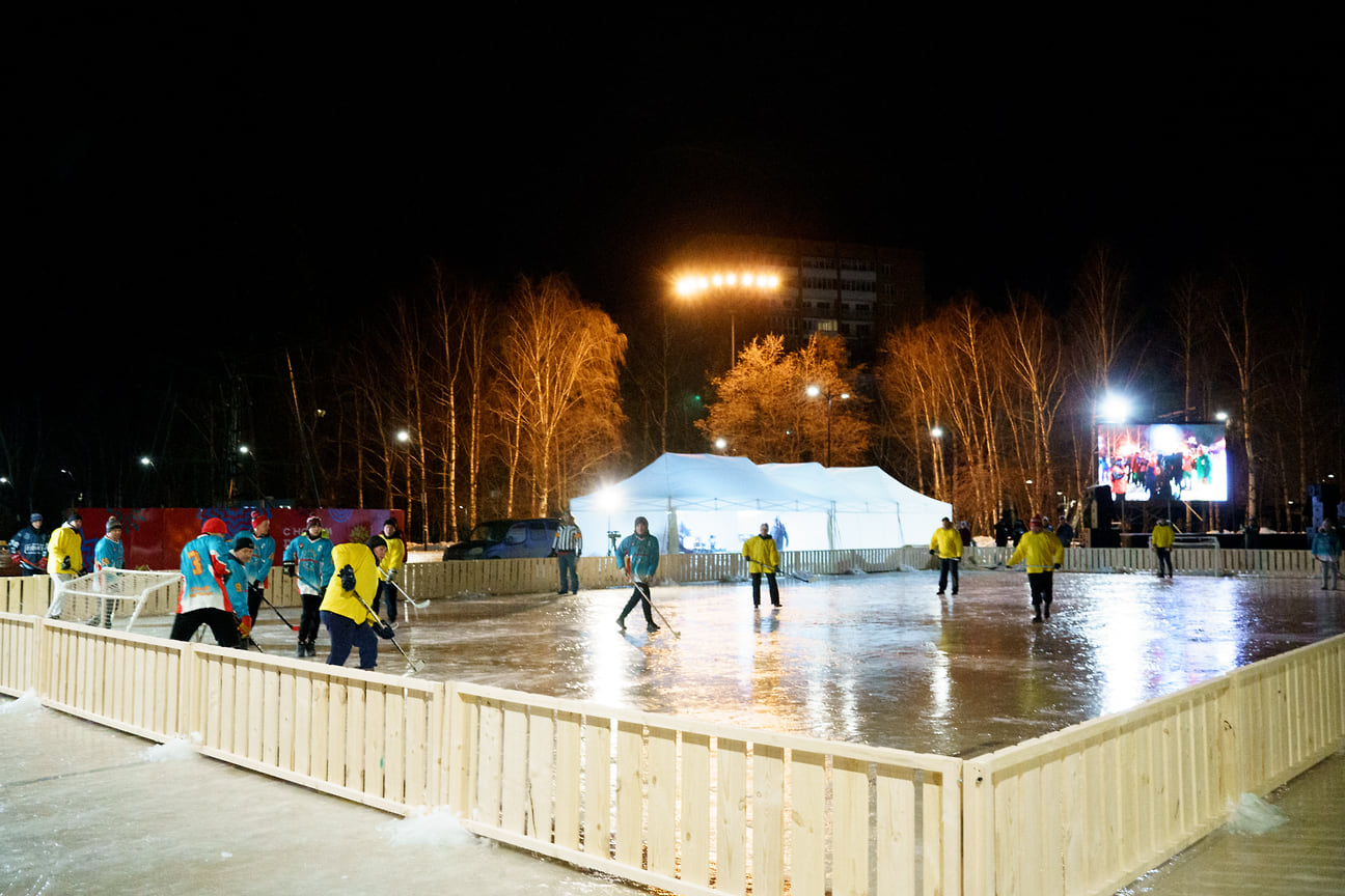 В Ижевске игры прошли на Центральной площади. Для этого напротив здания правительства Удмуртии установили две хоккейные коробки. Игры начались в 4:00, одновременно с чукотским поселком Эгвекинот, а закончились около 20:00.