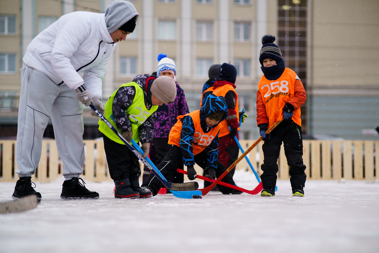 Всего в Ижевске приняли участие около 300 человек. В их числе дети, взрослые, представители крупных компаний и чиновники, а также люди с ограниченными возможностями здоровья. Самыми юными участниками стали воспитанники детских садов.
