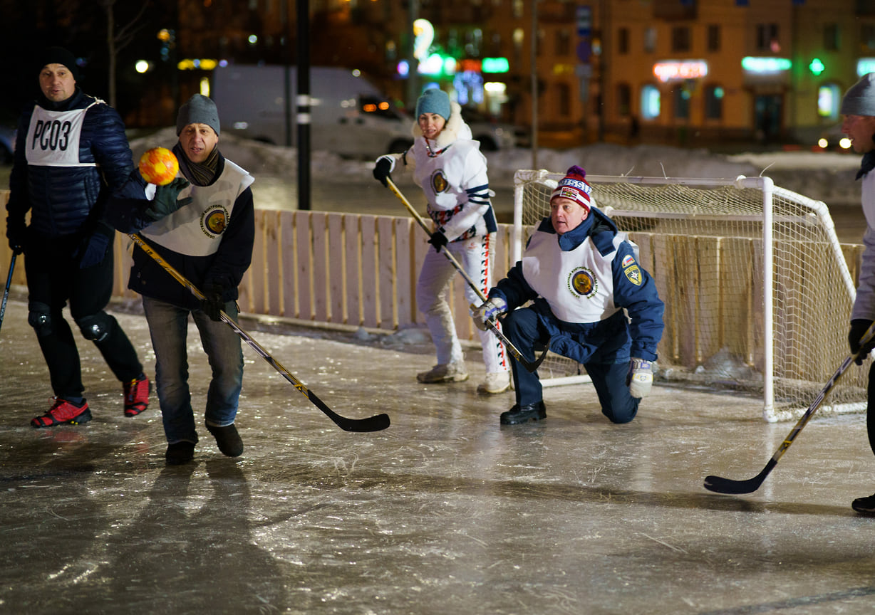 Также в играх участвовал Алексей Шмыков с протезом. Несмотря на детскую травму, мужчина охотно играет в хоккей на валенках. Господин Шмыков отметил, что в школе не ходил на физкультуру, а здесь смог почувствовать себя полноценным спортсменом.