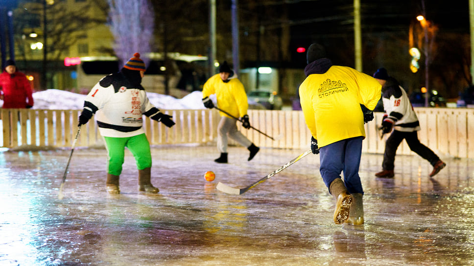 Участие в марафоне приняли также воспитанники спортивно-адаптивной школы, где занимают дети с нарушением зрения. Ребята занимаются хоккеем с шайбой, которую находят по звуку. В хоккее на валенках дети находили мячик благодаря яркому цвету.