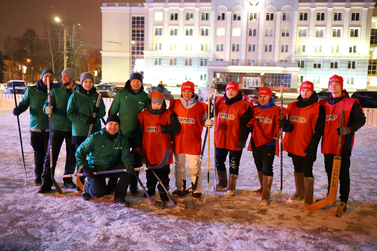 Медиагруппа «Центр» также поддержала Всероссийский марафон дворового хоккея. Компания сыграла в хоккей на валенках против «Сбера». Команда медиагруппы «Центр» играла впервые и заняла четвертое место.