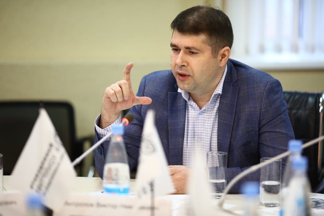 Виктор Антропов