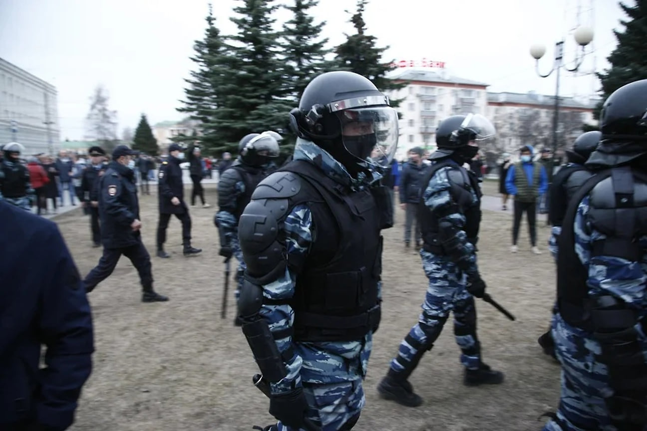 В январе и апреле в Ижевске прошли несанкционированные акции в поддержку Алексея Навального. В них приняли участие по несколько сотен человек. Больше всего людей собралось 23 января, они прошли по центральным улицам города. В апрельской акции произошли задержания.