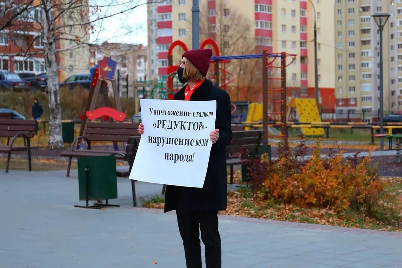 19 октября в Ижевске состоялись три согласованных пикета против застройки бывшего стадиона «Редуктор» и в защиту Тимирязевского леса. В итоге от вырубки леса для прокладки дороги к ул. 10 лет Октября отказались. Вместо этого будет расширена часть ул. Серова.