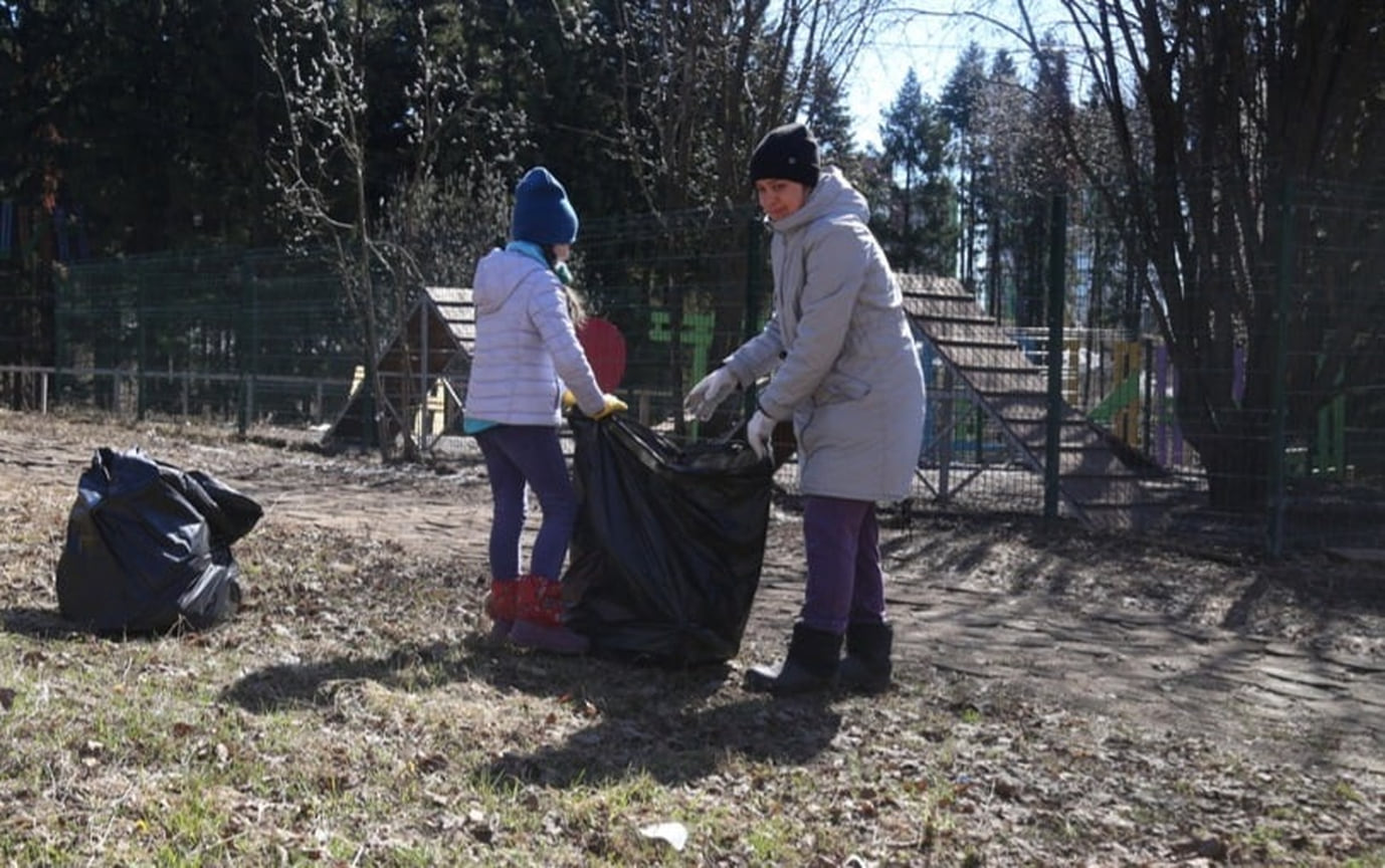 Жители Ижевска на городском субботнике. Желающие организовать субботник на городских территориях могут обратиться в районную Администрацию, которая поможет с инвентарем и организует вывоз мусора