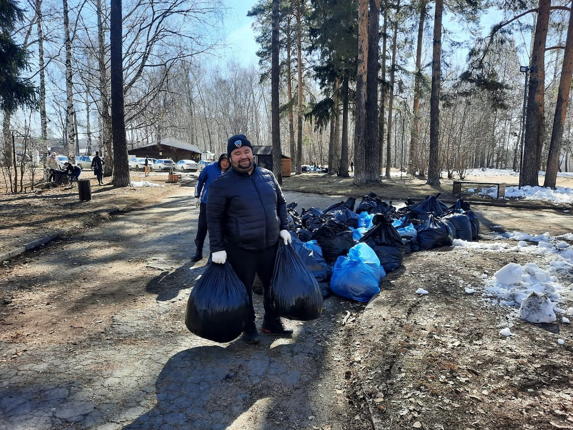 Месячник по санитарной очистке города продлится до 1 июня. Дорожные службы убирают смет, вывозят мусор, ремонтируют и моют ограждения, остановки, ремонтируют и красят урны, устанавливают новые