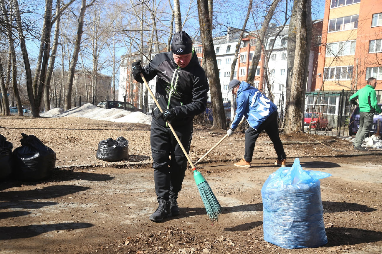 Председатель городской думы Ижевска Фарит Губаев с представителями городской Думы Ижевска приводил в порядок Березовую рощу. 
«Погода отличная! Поработать на свежем воздухе в удовольствие! Объединяйтесь и выходите почистить свой двор или ближайший сквер! Есть добрая традиция — приводить город в порядок к 1 мая! А в мае, когда земля подсохнет, мы традиционно организуем субботники в городских лесах!» — написал он на своей странице в соцсети «ВКонтакте»