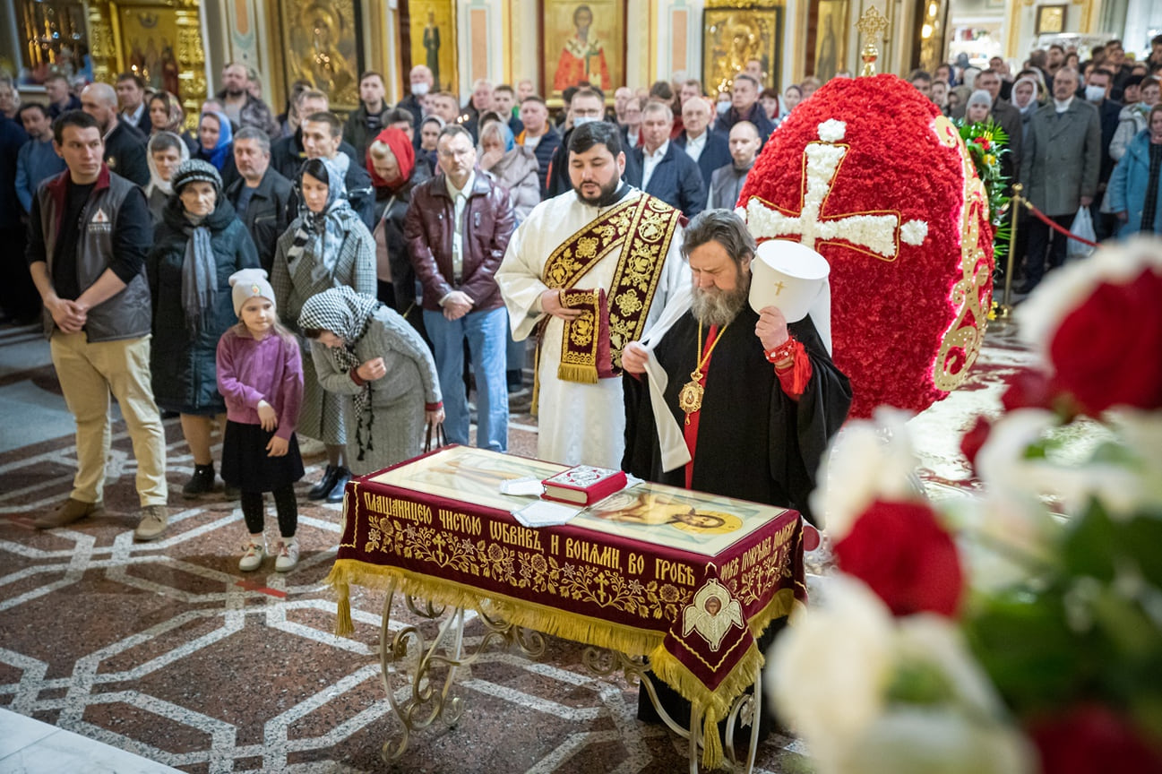 Митрополит Ижевский и Удмуртский Викторин по традиции возглавил пасхальные богослужения в Михаило-Архангельском кафедральном соборе Ижевска