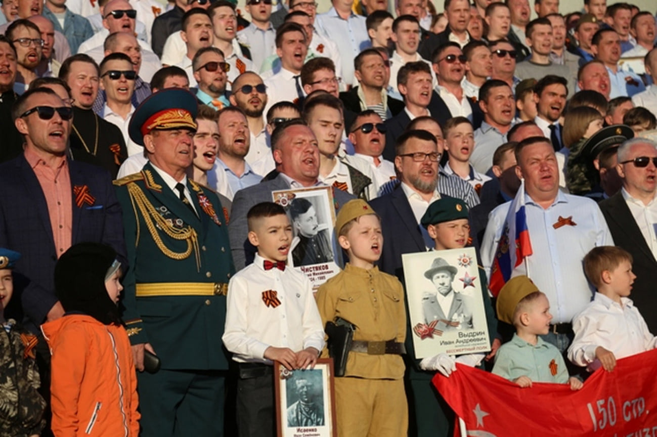 Год назад мужской хор в составе 900 человек исполнил песни на Центральной площади Ижевска. В это раз концертная площадка вместила около 5 тыс. человек, среди которых были участники хора и зрители