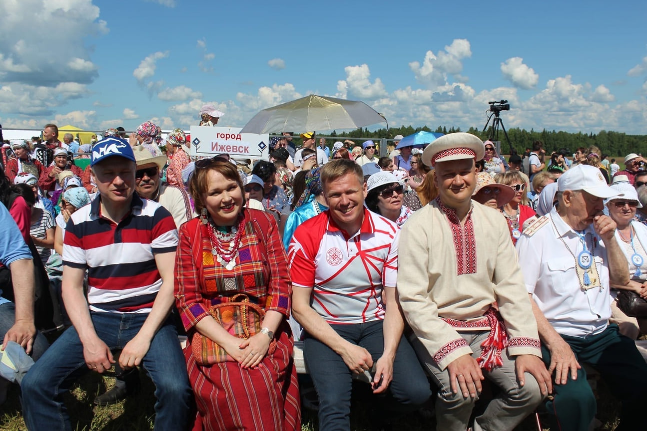 Председатель постоянной комиссии госсовета Удмуртии по науке, образованию, культуре, туризму и национальной политике Татьяна Ишматова поблагодарила работников сельского хозяйства, которые завершили посевную. «Это обрядовый праздник, который удмурты сохранили и возродили. Сегодня он обретает новые смыслы и традиции. Но, как и прежде, этот праздник объединяет вокруг себя трудолюбивых людей, которые делают все, чтобы наша республика жила в достатке и благополучии»,— отметила она