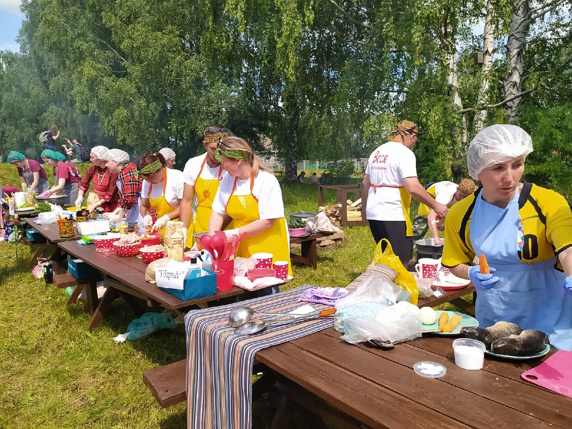 На фестиваль также состоялся конкурс «У нас вкуснее!», где повара из разных регионов готовили по рецептам своих народов. В частности, здесь готовили марийские подкогыльо и карельские калитики