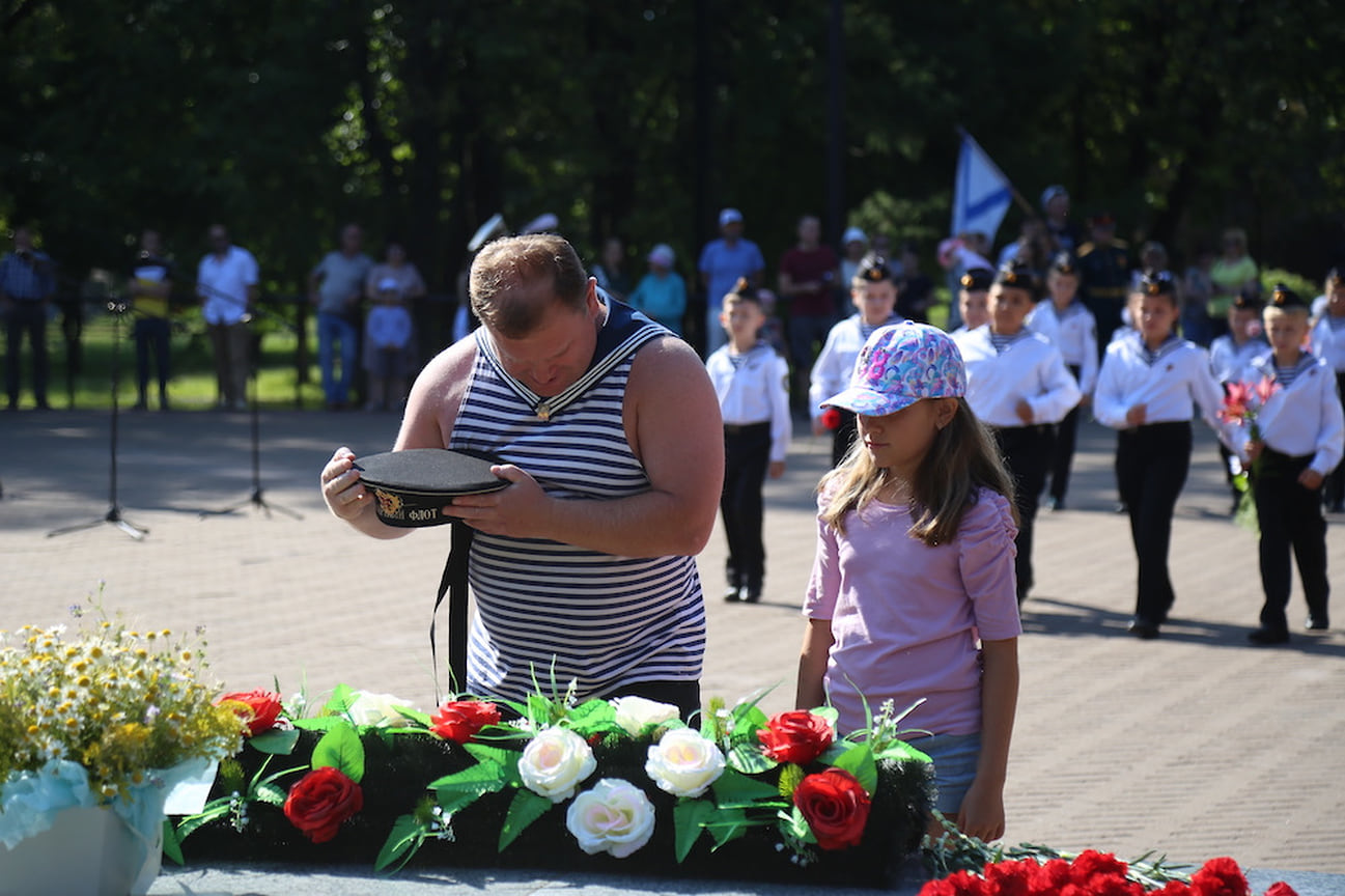 Праздник начался с митинга и возложения цветов к Монументу боевой и трудовой славы в Сквере Победы