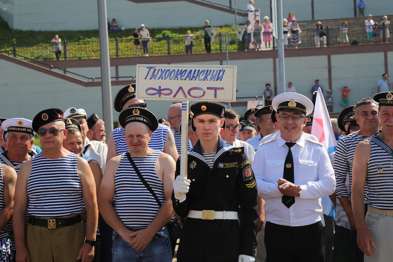 Завершился митинг маршем. Колонна моряков прошла по улицам города до набережной Ижевского пруда, где состоялось торжественное построение по флотам: Балтийский, Черноморский, Тихоокеанский, Северный и Каспийский