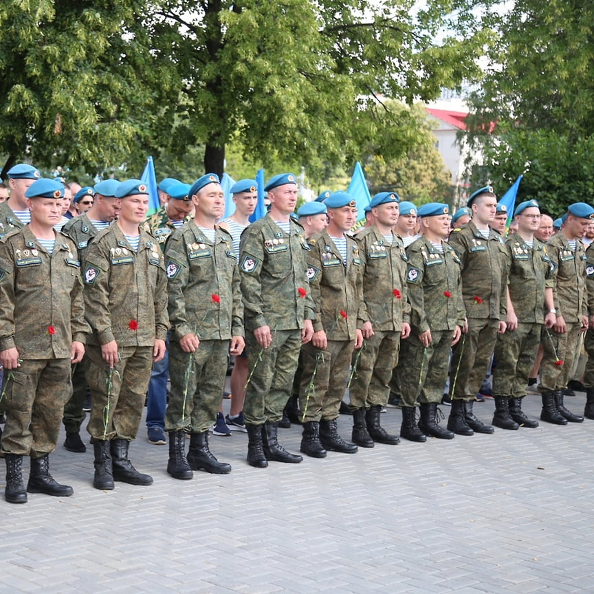 После завершения мероприятия состоялось традиционное шествие колонны «голубых беретов» к Монументу «Слава ВДВ»