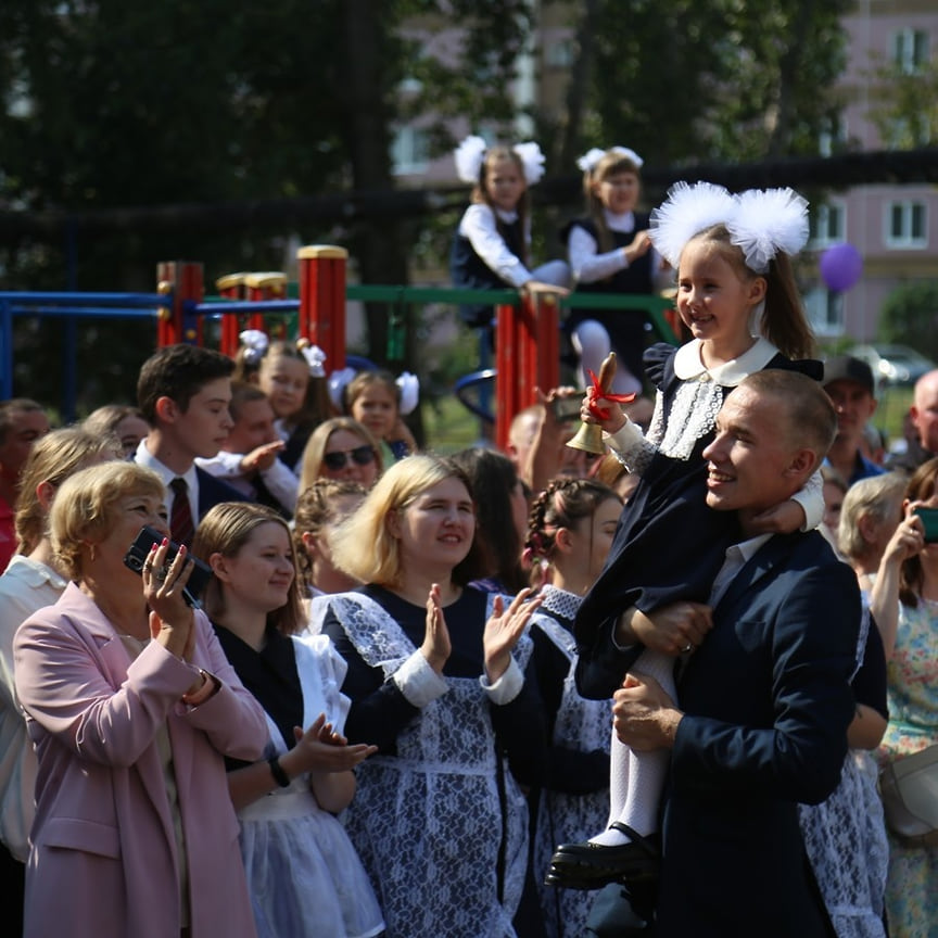 «В добрый путь! К новым знаниям и свершениям!»,— пожелал глава города