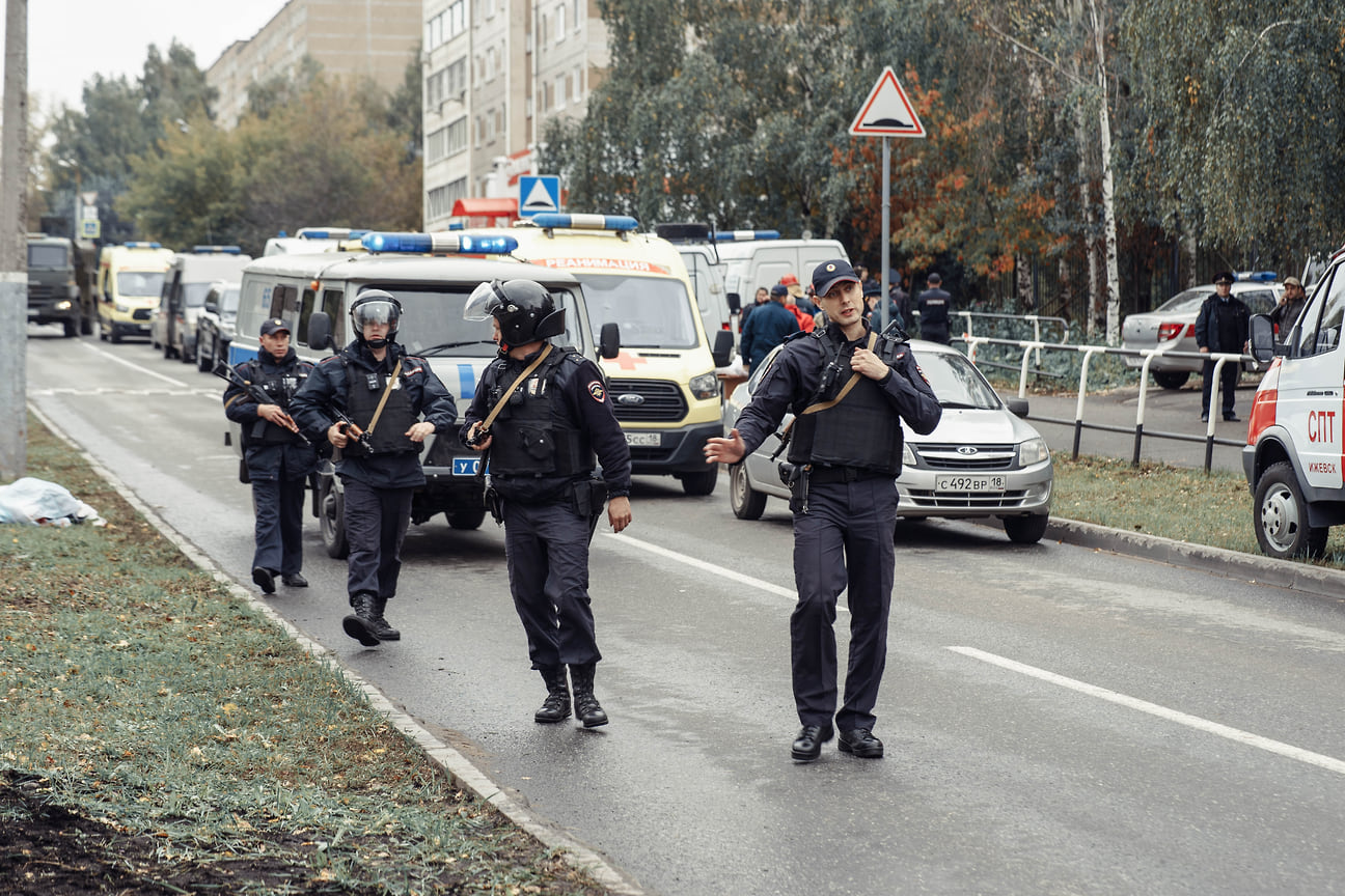 Нападавший зашел в учебное заведение через центральный вход, убил охранника и затем застрелил второго. После этого стал заходить в классы и стрелять в детей