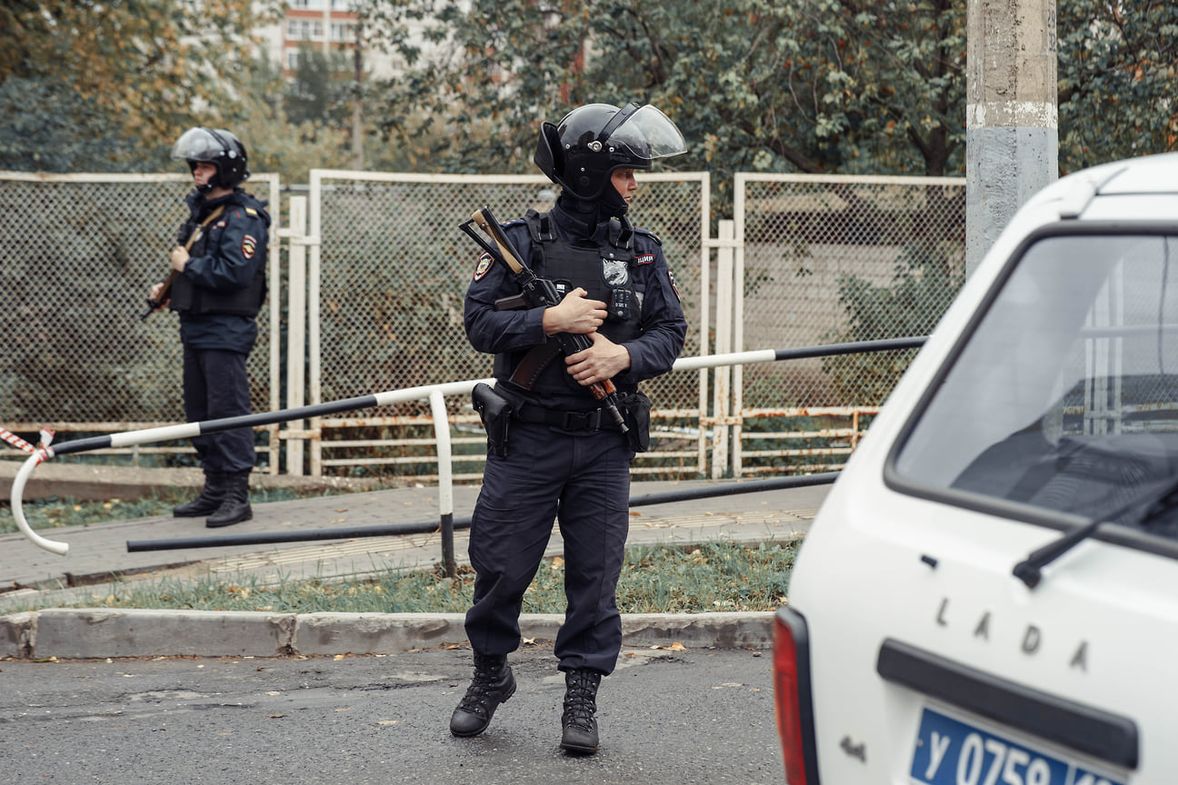 Всего по факту стрельбы в ижевской школе следственный комитет возбудил три уголовных дела по ст. 282 (возбуждение ненависти либо вражды), а также по факту убийств и незаконного приобретения оружия (ч. 1 ст. 222 УК РФ, п. «а», «в», «е» ч. 2 ст. 105 УК РФ)