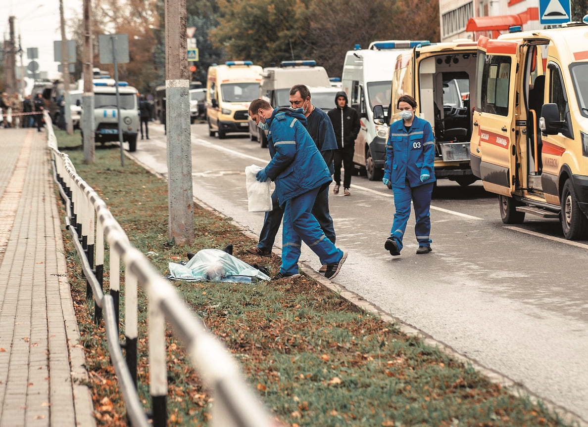 Всего в результате вооруженного нападения 17 человек погибло, в том числе 11 детей. Среди погибших оказалось двое охранников, трое учителей и один сотрудник школы. Ранения и травмы получили 25 человек