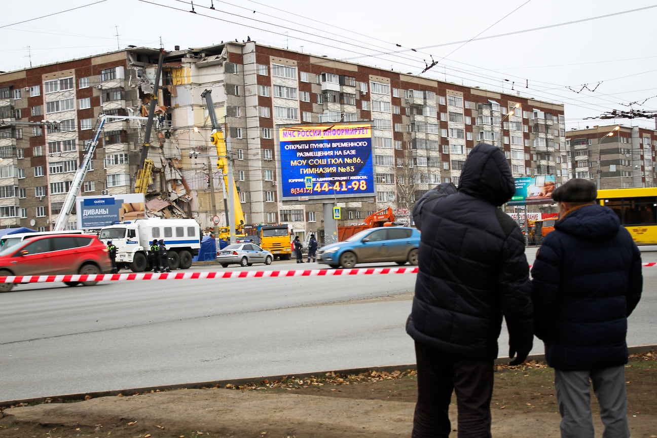 Следователи проводили обыски и изымали документацию в АО «Газпромгазораспределение Ижевска» и управляющей компании «Вест-Снаб». Однако руководство Удмуртии отмечало, что претензий к газовому оборудованию дома быть не должно, а очевидцы рассказывали о сильном запахе газе сразу после обрушения секции
