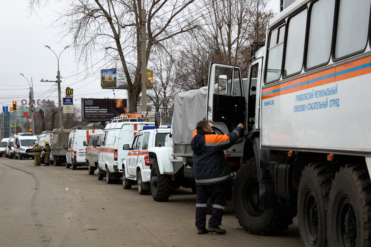 По первоначальной версии Главного следственного управления СК России причиной обрушения секции жилого дома стал «хлопок газа», поскольку следы взрывчатых веществ не обнаружены. Уголовное дело было возбуждено по факту выполнения работ, не отвечающих требованиям безопасности (ст.238 УК РФ)