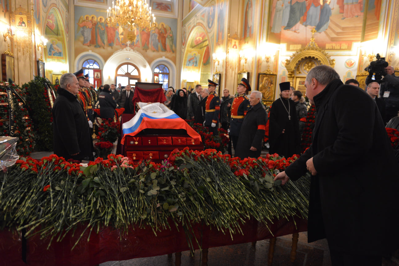 Здоровье Михаила Калашникова стало ухудшаться в 2012 году, в результате чего конструктор перестал работать. Конструктор умер в Ижевске 23 декабря 2013 года на 95-м году жизни. Его похоронили на Федеральном военно-мемориальном комплексе под Москвой. Михаил Калашников стал первым, кто был удостоен чести погребения на этом кладбище