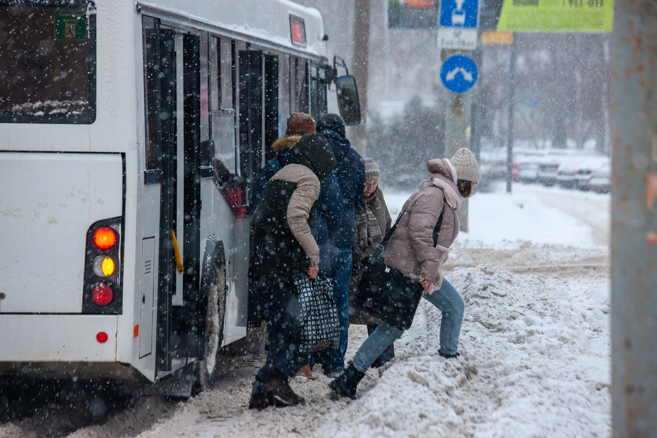 Остановки общественного транспорта утром почистить от снега не успели