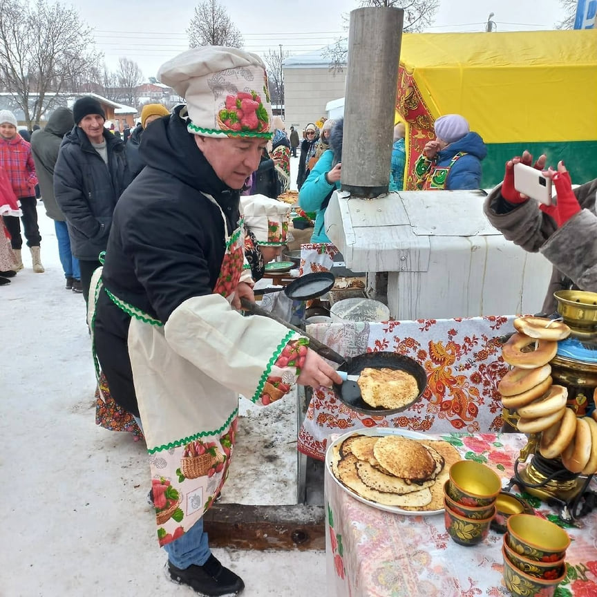 Масленицу проводили в разных городах и районах на Удмуртии. В селе Сюмси в празднике принял участие министр национальной политики региона Эдуард Петров
