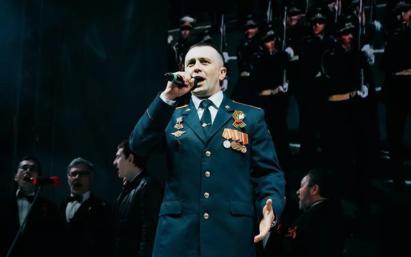 Илья Русских исполнил «Служу России», а Алексей Осипов спел одну из ключевых для всего концерта композиций «Встанем!»