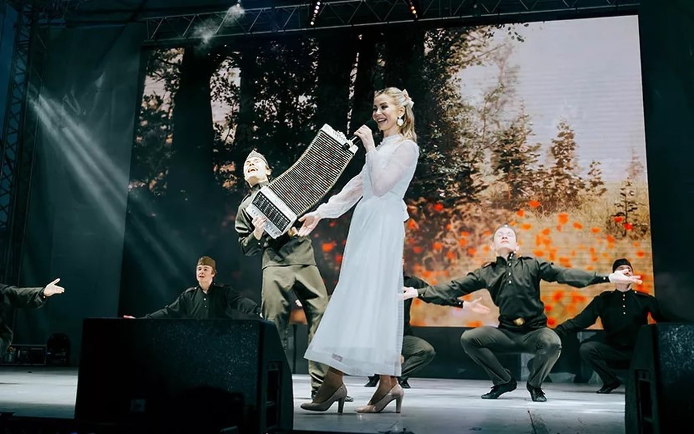 Артистка эстрадного ансамбля «Шулдыр жыт» Эльвира Панченко исполнила песню «На солнечной поляночке»
