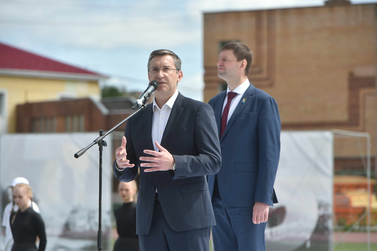 На церемонии открытия председатель правительства Удмуртии Ярослав Семенов поздравил горожан с 345-летием Глазова  