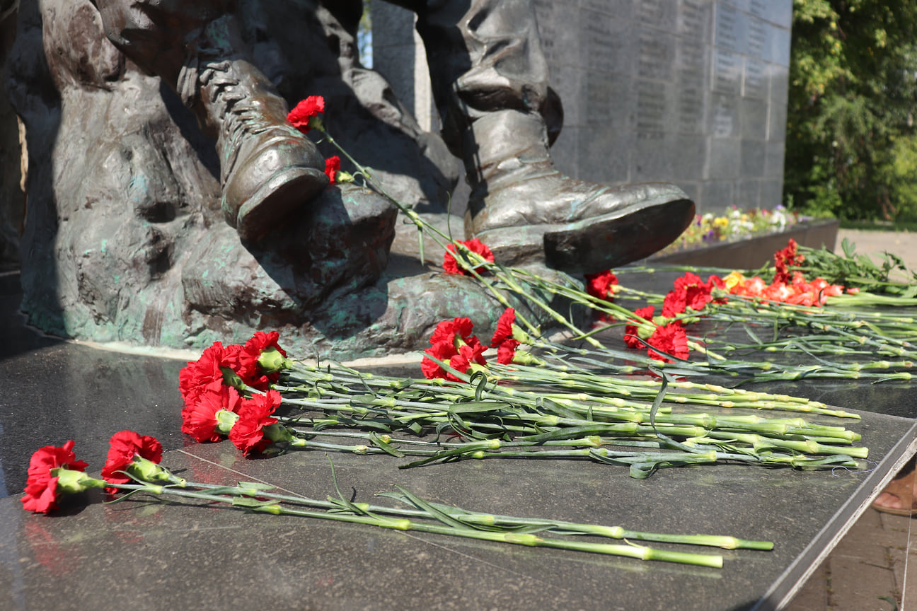 Участники митинга почтили память товарищей, павших в сражениях за Родину, и возложили цветы к монументу «Слава ВДВ» и бюсту «десантника №1» Василия Маргелова