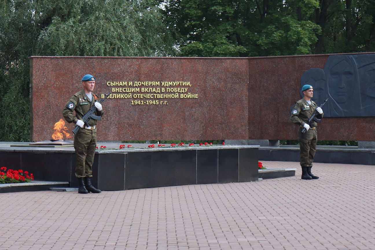 У Монумента боевой и трудовой славы прошел торжественный митинг в честь 93-й годовщины со дня образования воздушно-десантных войск России