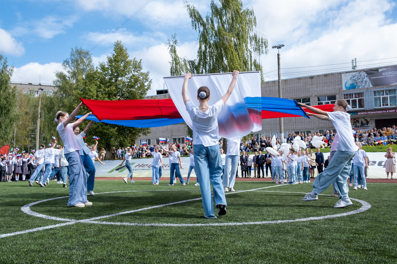 Гостей и участников торжественного события порадовали танцем с использованием флага России