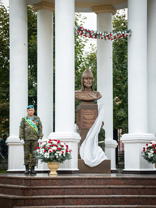 4 сентября 2021 года на территории Александро-Невского собора открыли памятник благоверному князю