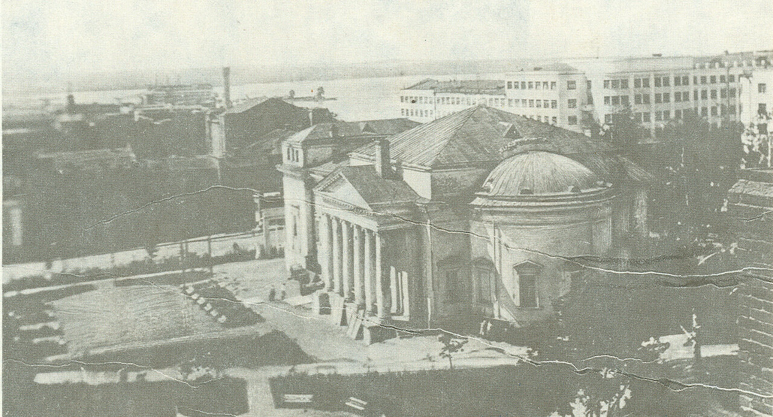 В  марте 1929 года Александро-Невский собор закрыли, а летом из него изъяли все 24 колокола общим весом 650 пудов. Тогда же разрушили колокольню и переоборудовали собор под клуб

