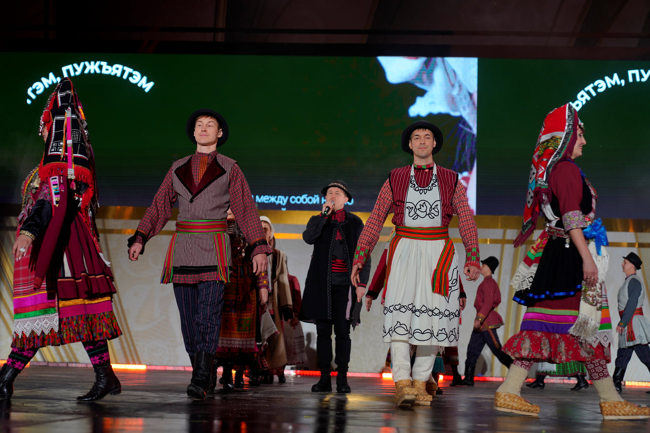 Сцена пестрела разнообразными и красочными национальными костюмами Удмуртии
