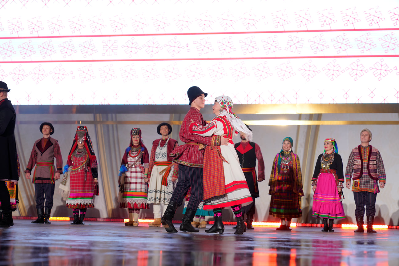 Открыли концерт Государственный Академический ансамбль песни и танца «Италмас» 