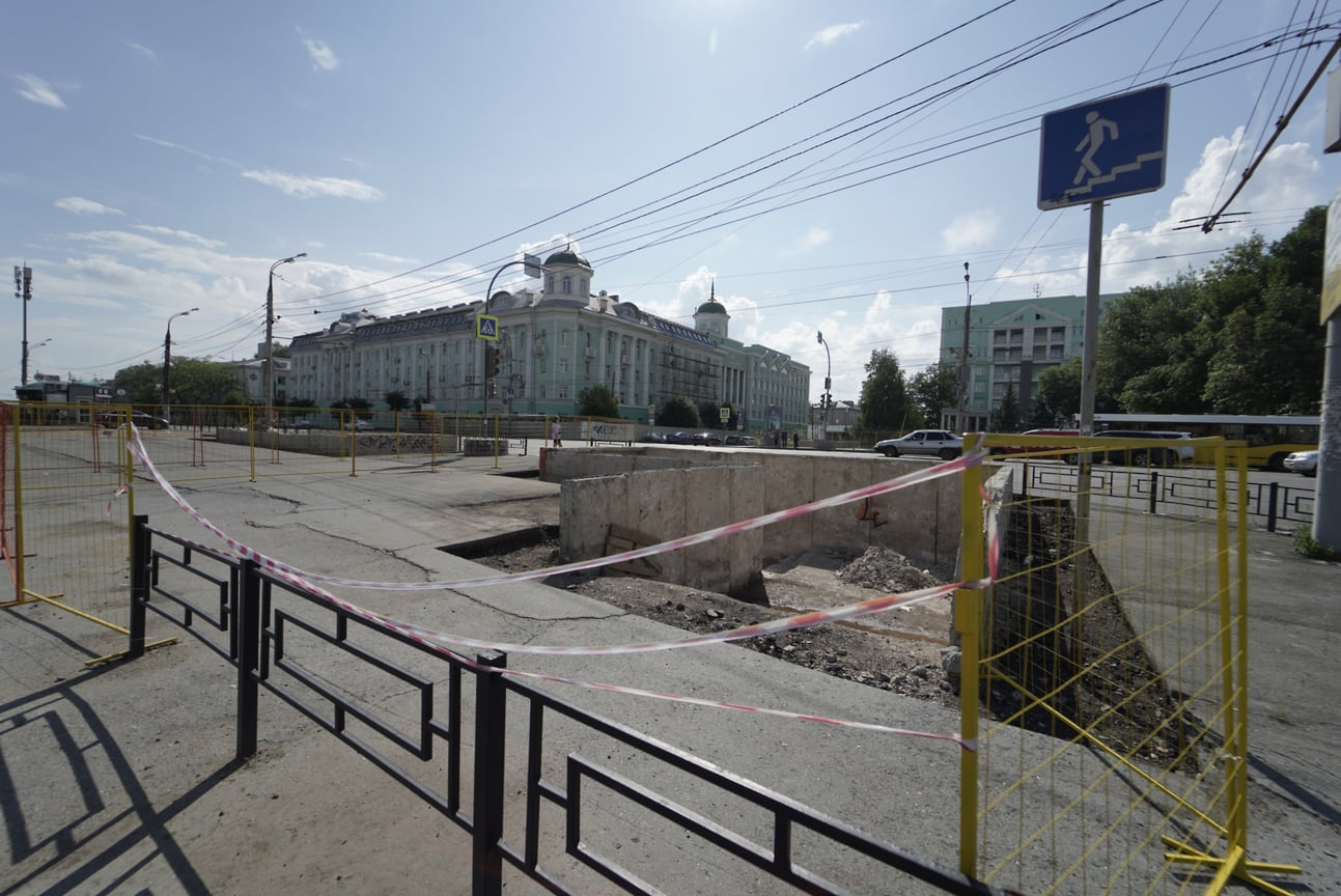 Так выглядел подземный переход около УдГУ в Ижевске после расторжения контракта с подрядчиком летом