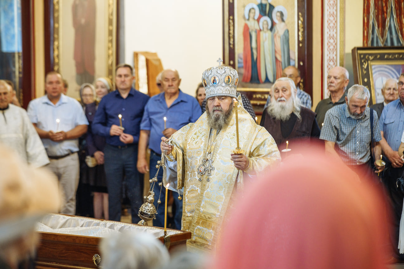 Летом простились с бывшим главой Удмуртии Александром Соловьевым. Панихида прошла в соборе Александра Невского в Ижевске. Ее провел митрополит Ижевский и Удмуртский Викторин. Проводить в последний путь бывшего политика пришли многие бывшие члены правительства, депутаты и руководители муниципалитетов. Александр Соловьев умер после продолжительной болезни спустя два года после освобождения по состоянию здоровья от отбывания наказания за взятку в 139 млн рублей