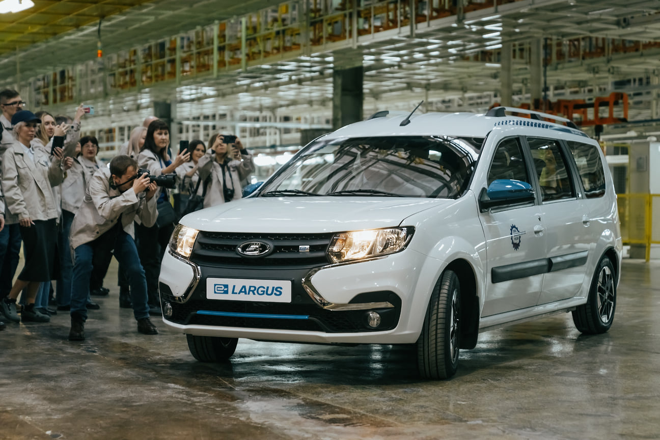 Презентация опытной партии автомобиля LADA e-Largus на Ижевском автозаводе 15 декабря