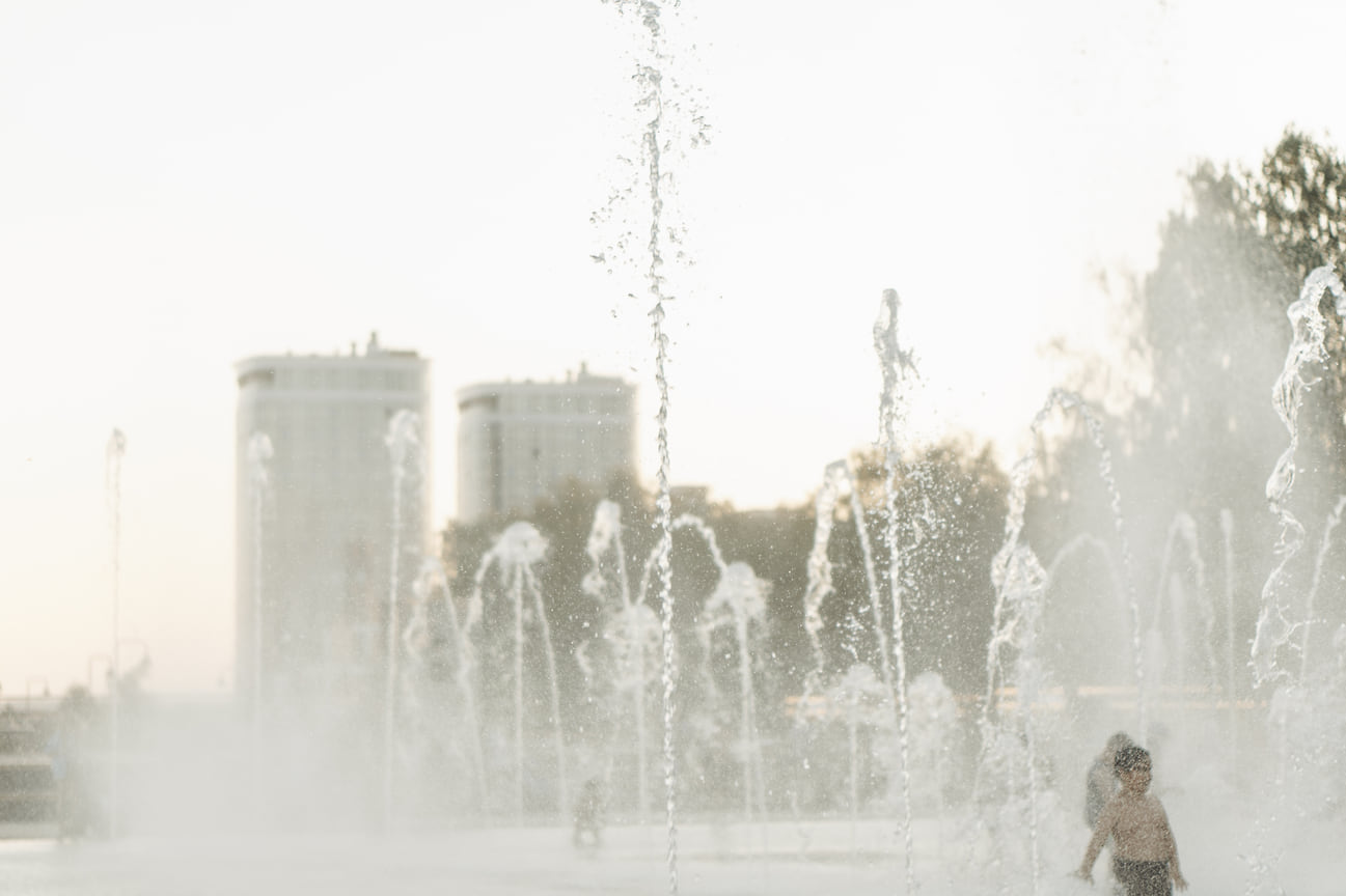 Дети спасаются от жары в фонтане на Центральной площади Ижевска