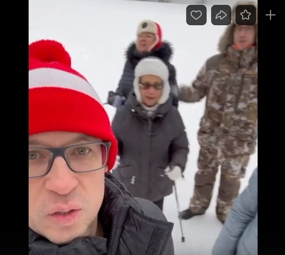 Глава Удмуртии Александра Бречалов днем 31 декабря опубликовал во «ВКонтакте» видео из прогулки на лыжах со своей семьей, приехавшей в Удмуртию на новогодние праздники. Днем 1 января он выложил видео, где вместе с семьей чистит во дворе снег. «1,5 часа активной тренировки с лопатой и уже не так стыдно за съеденные оливье и торт &quot;Наполеон&quot;»,— написал глава региона