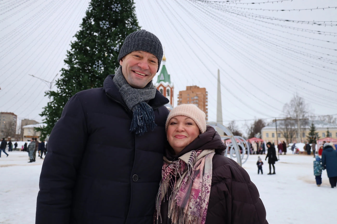 Глава Глазова Сергей Коновалов с супругой у главной городской елки