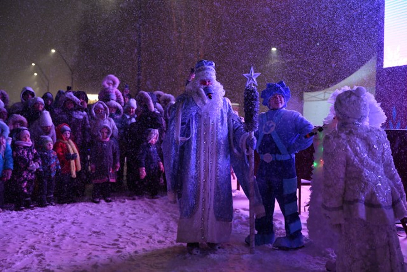 Встретили Новый год на Центральной площади Ижевска с Дедом Морозом и Снегурочкой