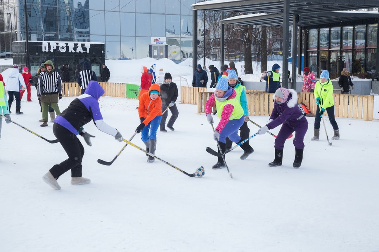 Мамы Ижевска сыграли в хоккей на валенках на Центральной площади 