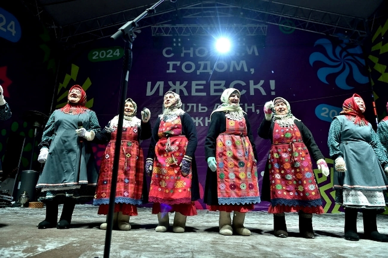 Коллектив «Бабушки из Бураново» выступили на главной новогодней сцене Ижевска 