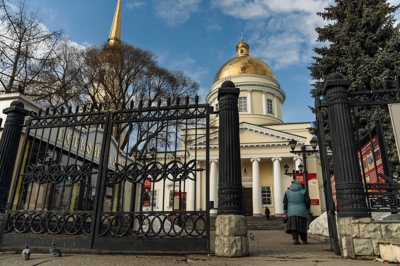 Последний снег сошел с купола Александро-Невского собора
