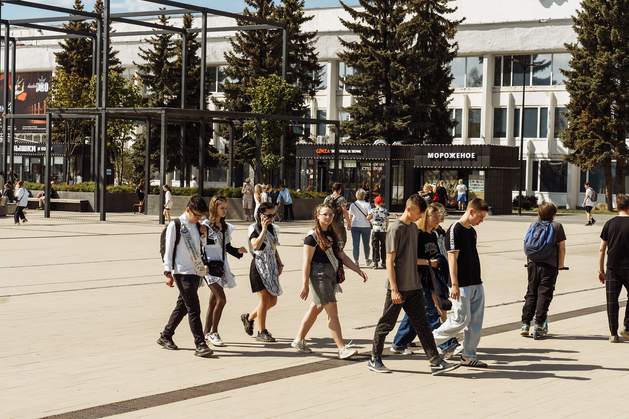 Выпускники школ в Ижевске гуляют по Центральной площади